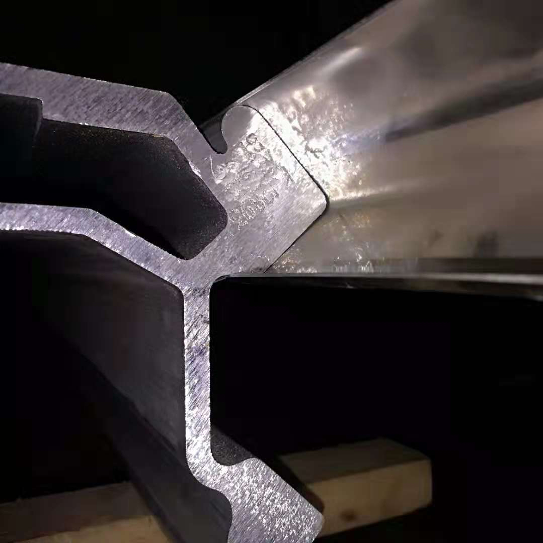 Slide bar on feed beams.jpg